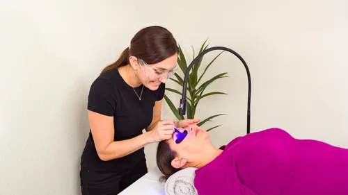 Vista 7 de Existing Beauty Lámpara UV para extensiones de pestañas, luz UV con control de pedal de pie, mejora la longevidad de las pestañas, para técnicos