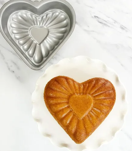 Vista 4 de USA Pan Global Bakeware Molde para pastel con forma de corazón elegante