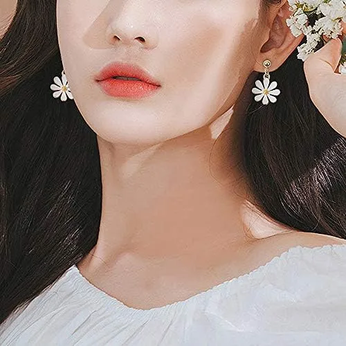 Vista 2 de Aretes de tuerca con diseño de margarita. Bonitos aretes colgantes de crisantemo con diseño de flor de sol para mujeres y niñas