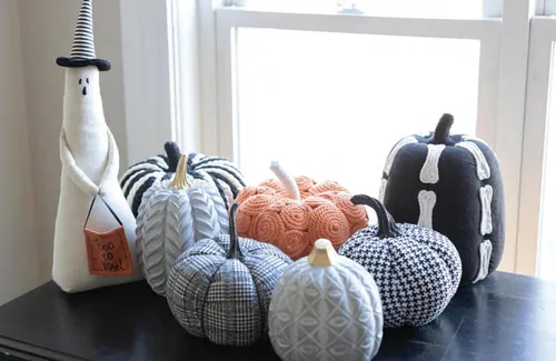 Vista 2 de Figura decorativa de calabaza, 5.5 x 7.5 pulgadas, cheurón gris