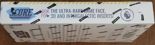 Vista 3 de Caja sellada Panini Score EPL Premier League Soccer Factory 2021-22 con 20 paquetes de 10 cartas. Encuentra 3 paralelos numerados y 5 lava roja por