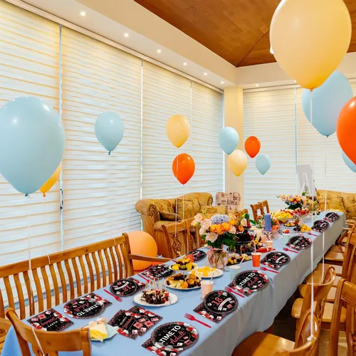 Vista 7 de gisgfim 96 piezas de suministros para fiesta de cumpleaños de 18 años, platos de papel, servilletas, hora de ser adulto, rojo y negro, juego