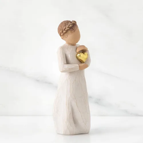 Vista 4 de Willow Tree Keepsake, Guardado para siempre en el corazón, figura sosteniendo un corazón de hoja de oro, una expresión de amor y cuidado
