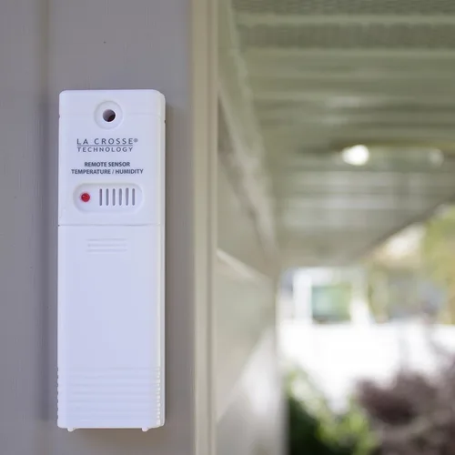 Vista 6 de La Crosse Technology Sensor inalámbrico de temperatura y humedad para exteriores, montado en la pared, preciso, resistente a la intemperie, amplio