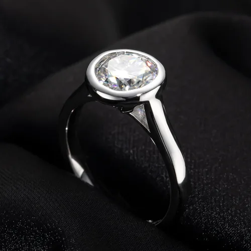 Vista 4 de Raivari Anillos de compromiso de moissanita, anillos de compromiso solitario redondos de 123 quilates con bisel de 123 quilates en plata de ley