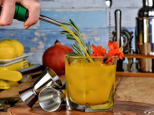 Vista 5 de Mixology Bartender Kit: Juego de 10 piezas de herramientas de bar con elegante soporte de bambú – Kit perfecto para el hogar y coctelera para una