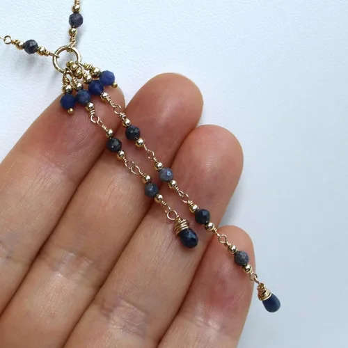 Vista 3 de Collar con borla de cadena chapada en oro de 14 quilates con zafiro azul, collar de cadena delicada. Regalos para mujer