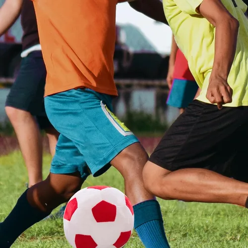Vista 3 de Juguete de fútbol multifuncional de peluche para regalos de fiesta de sofá de hotel, rojo y blanco