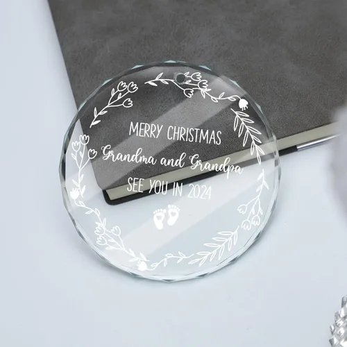 Vista 4 de Adorno de cristal personalizado para anuncio de bebé, adorno de Feliz Navidad, abuela y abuelo te veo en 2024, regalo de abuelos promocionados