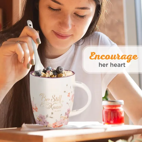 Vista 4 de Taza de café y té con escritura de Christian Art Gifts con juego de cucharas de cerámica para mujeres: Be Still and Know - Salmo 46:10 Mensaje