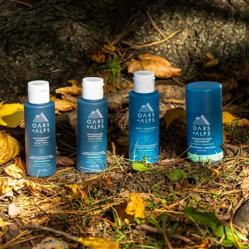Vista 2 de Oars + Alps Kit de viaje para el cabello y el cuerpo para hombres, incluye champú sin sulfato, acondicionador, gel de baño, desodorante y bolsa