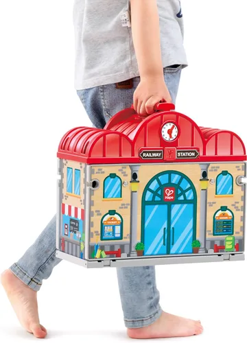 Vista 3 de Hape Juego de estación de tren de madera portátil, juego de tren para niños, rieles, estación de tren y personajes, fácil de transportar