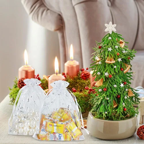 Vista 4 de HRX Package 100 bolsas de organza de copo de nieve de Navidad de 5 x 7 pulgadas, bolsas de regalo de malla con cordón blanco para joyas, dulces