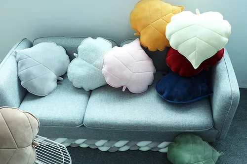 Vista 2 de Almohada decorativa 3D con hojas de felpa mullidas para sofá y sala de estar, 20 pulgadas (gris oscuro)