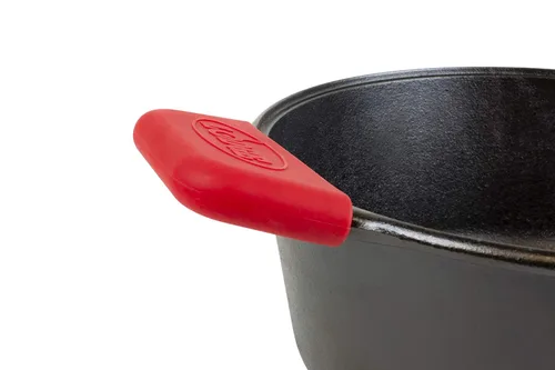 Vista 7 de Lodge L2SP3 - Olla de hierro fundido pretratada 2 cuartos de galón y ASPHH41 Prologic Silicone Assist - Soporte de mango caliente color rojo