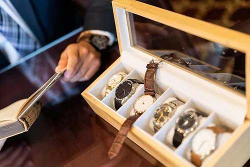 Vista 4 de Case Elegance caja organizadora de relojes de madera sólida con visualización superior de vidrio Madera clara