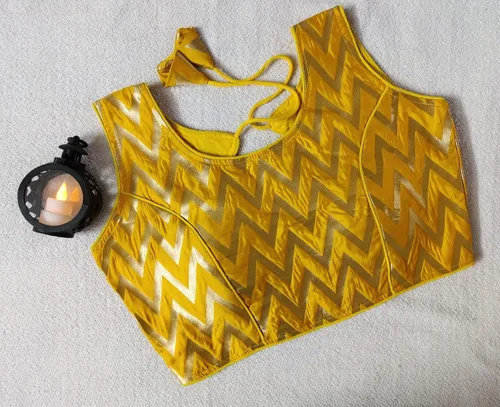 Vista 3 de Indian Hawker Banarasi - Blusa sin mangas con diseño de seda en zigzag dorada para mujer