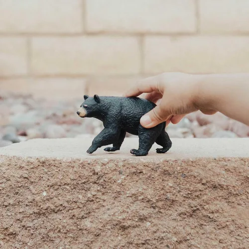 Vista 4 de Safari Ltd. Figura de oso negro de América del Norte, figura detallada de modelo de plástico de 4.5 pulgadas, divertido juguete educativo