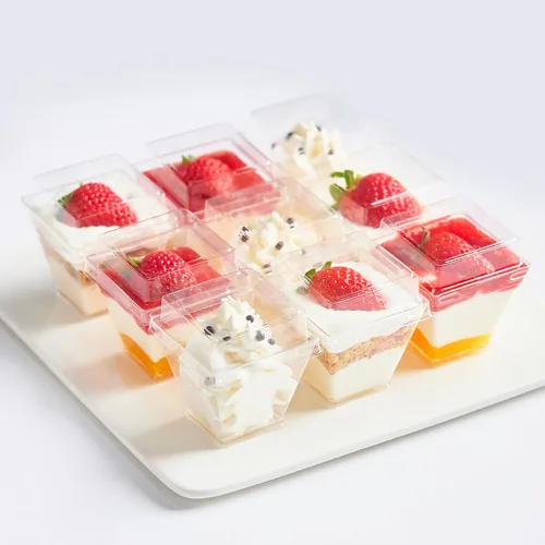 Vista 2 de Mini tazas de postre de 2 onzas con tapas y cucharas, paquete de 100 vasos de plástico para postres pequeños vasos cuadrados para servir fiestas