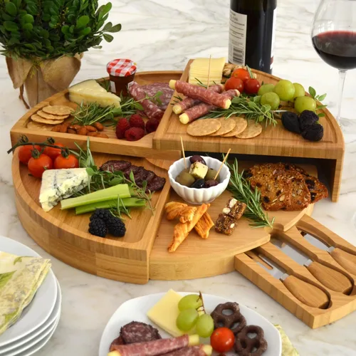 Vista 2 de Picnic at Ascot Juego de tablas patentadas de bambú para queso/charcutería con cuchillos de queso, se almacena como una cuña compacta, se abre a 18