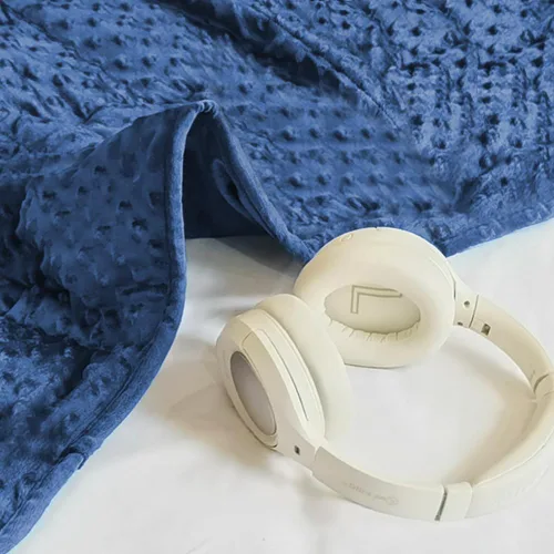 Vista 5 de ALANSMA Manta con peso reversible para todas las estaciones, terciopelo de lujo, cálida y fresca, manta con peso azul de 5 libras para adultos