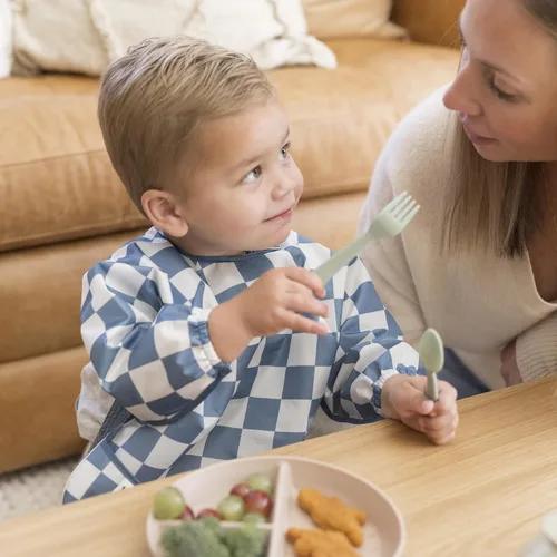 Vista 7 de Tiny Twinkle Babero de manga larga para bebés y niños pequeños Paquete de 2 baberos impermeables para comer, lavable a máquina y artículos