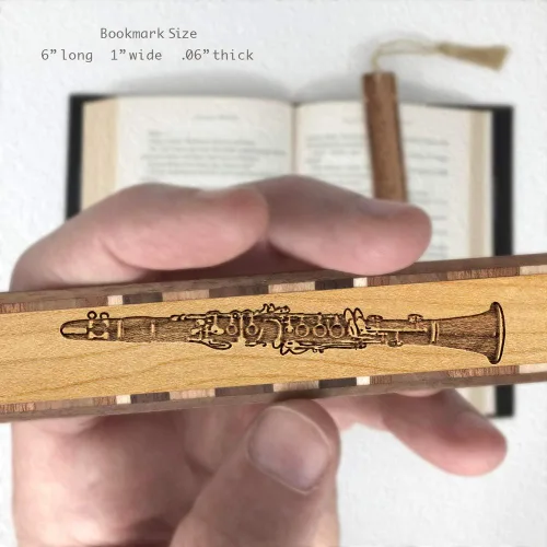 Vista 2 de Marcador de madera grabado, instrumento musical, clarinete, madera, también disponible con personalización, fabricado en Estados Unidos