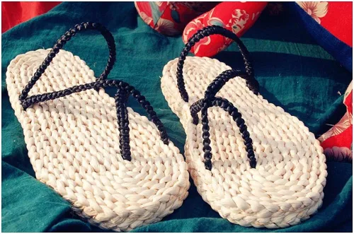 Vista 2 de Sandalias de paja hechas a mano con chanclas de playa, para cosplay
