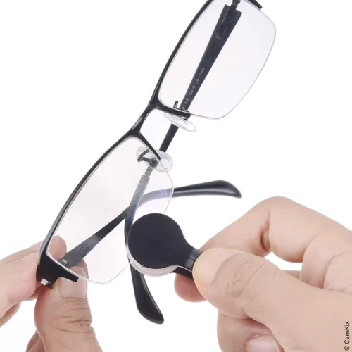 Vista 2 de Kit de limpieza para lentes/gafas de sol - Herramienta de limpieza de lentes con 2 juegos de almohadillas de repuesto, botella de spray de limpieza