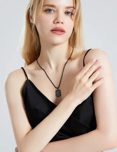 Vista 3 de Airrty Collar con colgante de letra A-Z con inicial para hombres y mujeres, chapado en plata de ley, collares de letras para hombres, caja cuadrada