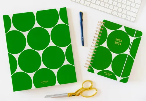 Vista 5 de Kate Spade New York Bonita carpeta de 1 pulgada, con capacidad para papel tamaño carta, carpeta de 3 anillos con separadores de pestañas