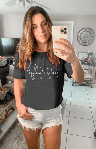 Vista 5 de Camiseta de álbum para mujer, camiseta con texto en inglés "Meet Me at Midnight", camiseta de concierto para mujer, camiseta con gráficos vintage