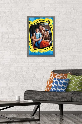 Vista 2 de Trends International Friends - Póster de pared de grupo, 14.725 x 22.375 pulgadas, versión enmarcada de madera de granero Versión sin marco