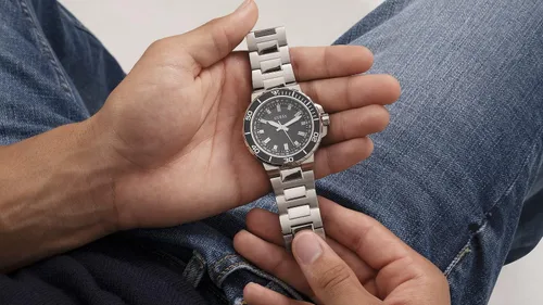Vista 7 de GUESS Mens Sport Diver-Inspired 44mm Watch