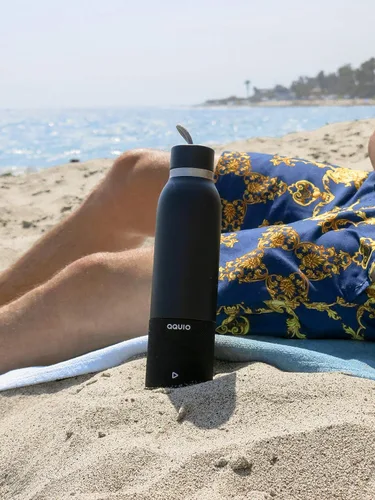 Vista 6 de Aquio IBTB2BB - Botella de hidratación aislada de acero de doble pared con altavoz inalámbrico Bluetooth recargable, alimentado por iHome, Midnight