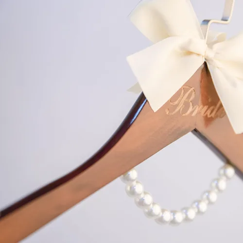 Vista 5 de Colgador de vestido de novia para novia, regalo de boda, percha de madera marrón con perlas y lazo para vestidos de novia, regalo de despedida