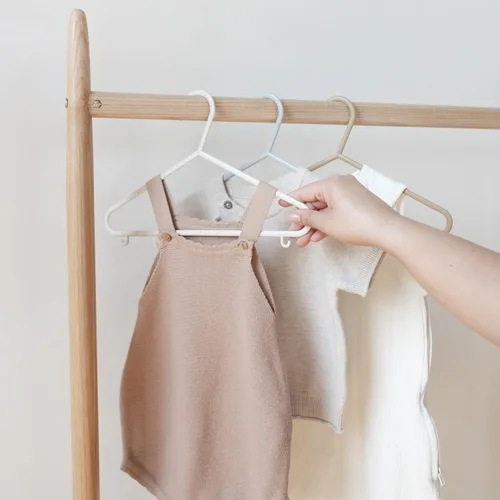 Vista 5 de 3 Sprouts Perchas de Plástico de Paja de Trigo - Paquete de 30 Perchas para Niños Pequeños para Ropa de Niños y Bebés, Abrigos - Ideal para Niñas