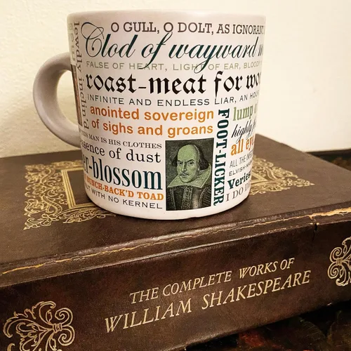 Vista 5 de The Unemployed Philosophers Guild Taza de café con insultos shakespearianos - Los insultos más ingeniosos y crueles de Shakespeare - Viene en una
