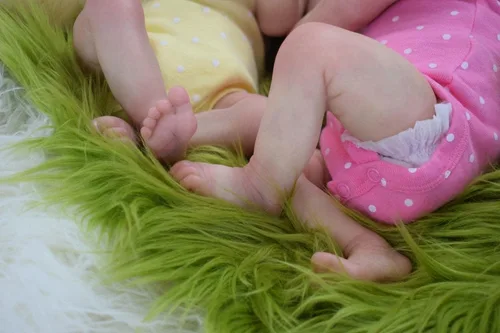 Vista 4 de Pinky Reborn Muñecas gemelas de 18 pulgadas realistas muñecas de bebé, cuerpo de tela, ojos cerrados, durmiendo, recién nacido, aspecto realista