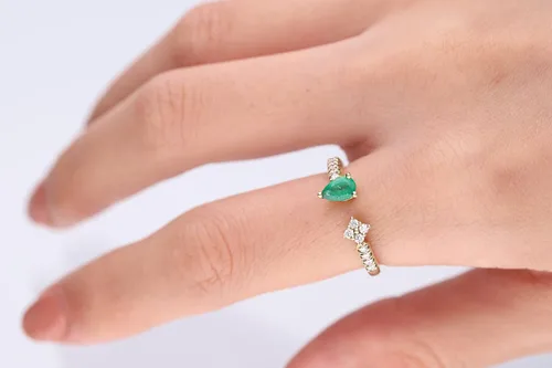 Vista 4 de Gin & Grace Anillo de esmeralda natural de Zambia de oro amarillo de 10 quilates con diamantes para mujer. Joyería hecha a mano