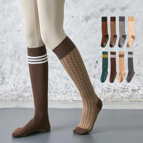 Vista 2 de DETECTIVER Paquete de 3 calcetines de yoga antideslizantes hasta la rodilla, calcetines largos con agarres, calcetines de hospital para mujeres