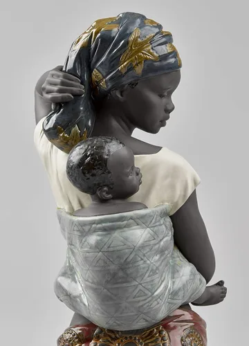 Vista 3 de LLADRÓ Figura de madre africana. Figura madre de porcelana.