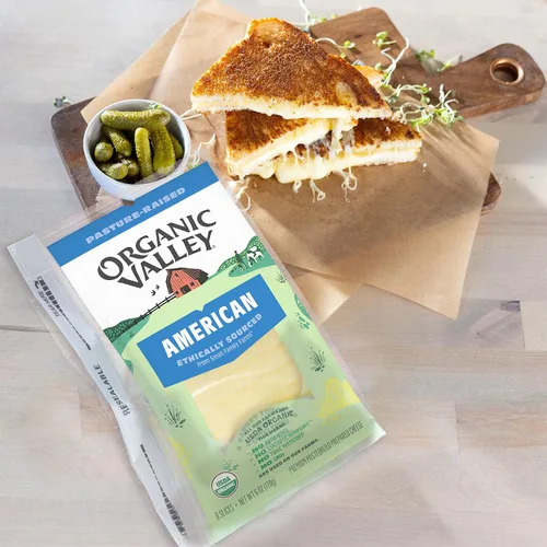 Vista 2 de Organic Valley. Rebanadas de queso americano orgánico premium — De vacas criadas en pasto, sin hormonas añadidas — 8 rebanadas (6 onzas)