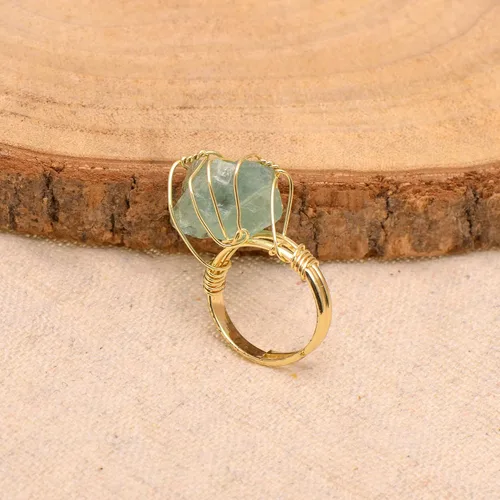 Vista 2 de Anillo envuelto en alambre de piedra áspera de cristal natural, tono de oro amarillo