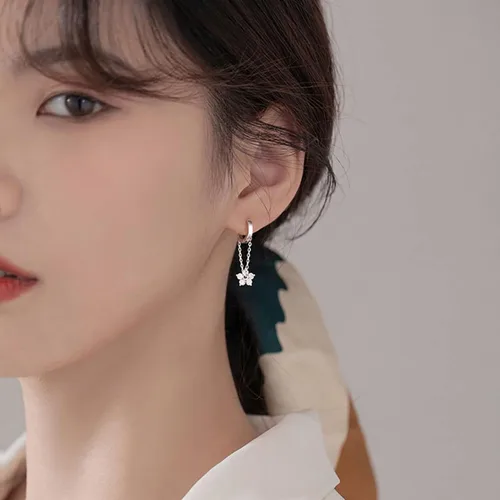 Vista 3 de SLUYNZ Aretes colgantes de plata de ley con circonita cúbica para mujer, aretes de aro con borla