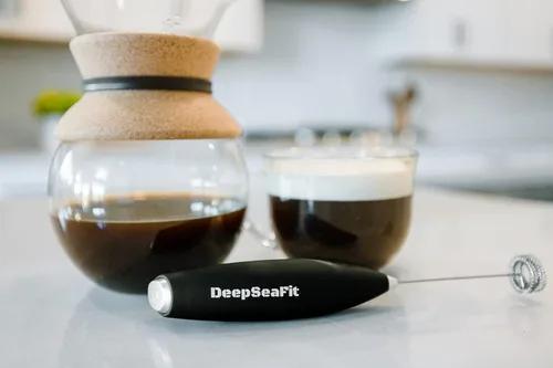 Vista 5 de Espumador eléctrico de manos - Mezclador de suplementos y preentrenamiento, espumador de leche para café, café con leche y bebidas proteicas (negro)