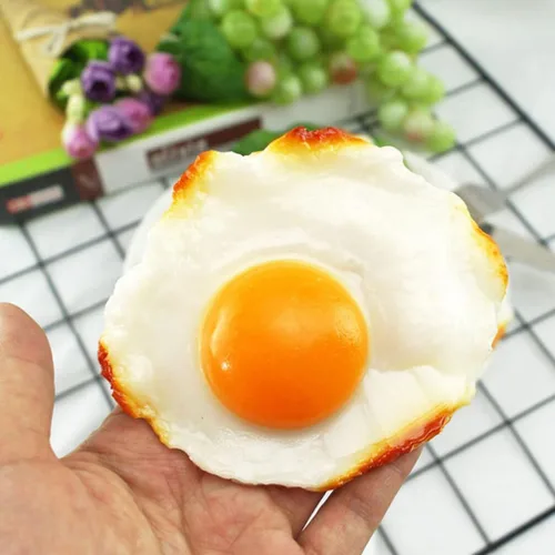 Vista 7 de Modelos de huevos fritos simulados, 4 piezas de huevos fritos falsos, juguetes de comida para niños, decoración de cocina, accesorios para fotos