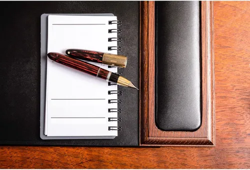 Vista 4 de DACASSO Almohadilla de escritorio de madera y cuero con rieles laterales, protector de escritorio de cuero de lujo para escribir, protector nogal