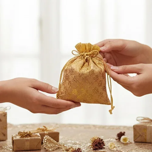 Vista 7 de Touchstone Hermosas bolsas de regalo reutilizables, respetuosas con el medio ambiente, con cordón grande, patrón de hojas de mimosa, brocado