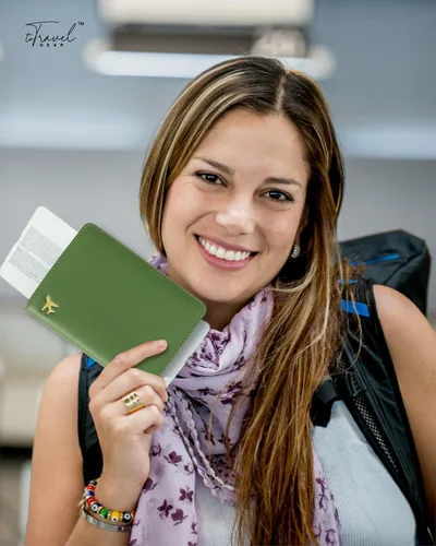 Vista 6 de Soporte para pasaporte para artículos esenciales de viaje, funda de pasaporte con bloqueo RFID para accesorios de viaje, cartera de viaje